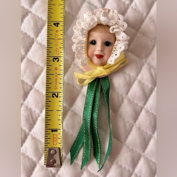 Vintage cameo style handmade ornament with doll’s face. White frilly bonnet. - Picture 3 of 3